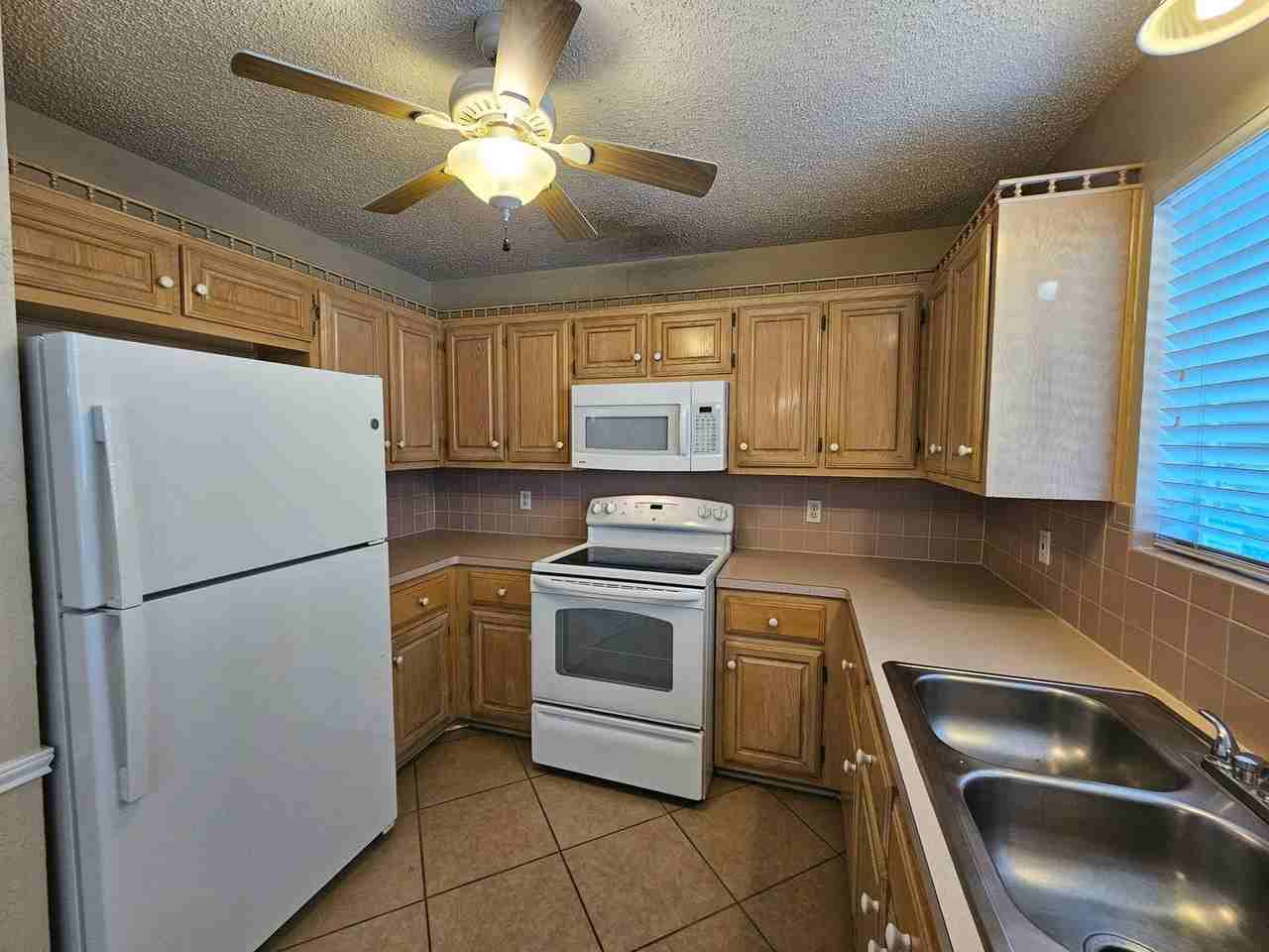 1701 Tanglewood Dr - Photo 3 of 34