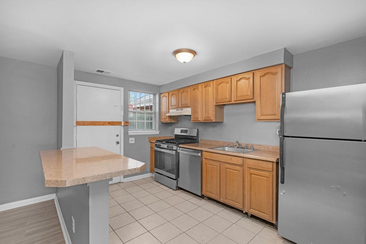 1226 E Madison St - Photo 3 of 21