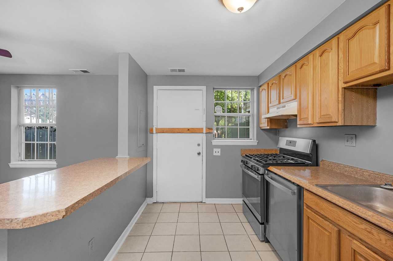 1226 E Madison St - Photo 4 of 21