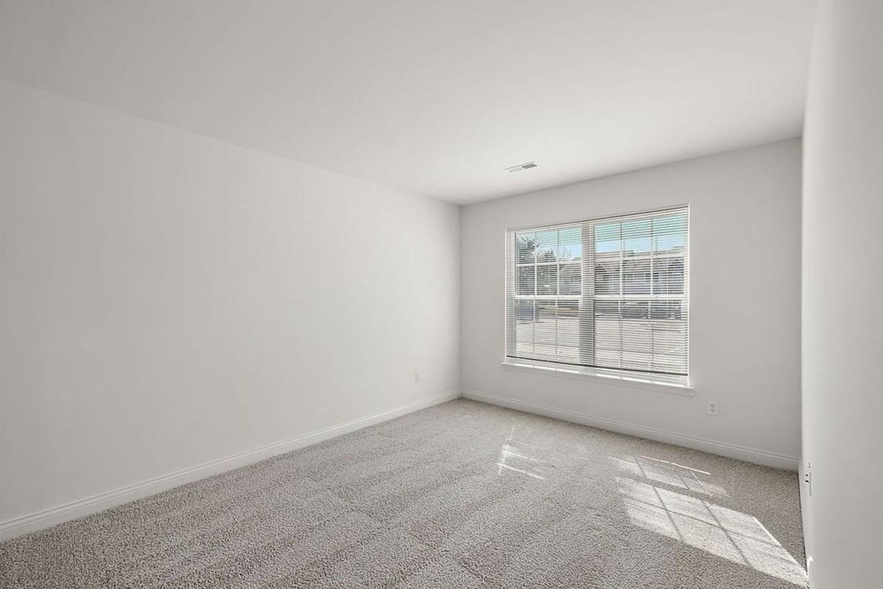 Whispering Lakes Apts - Photo 4 of 17