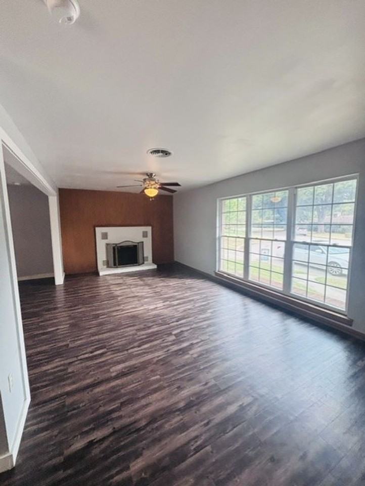 906 Carey Dr - Photo 2 of 19