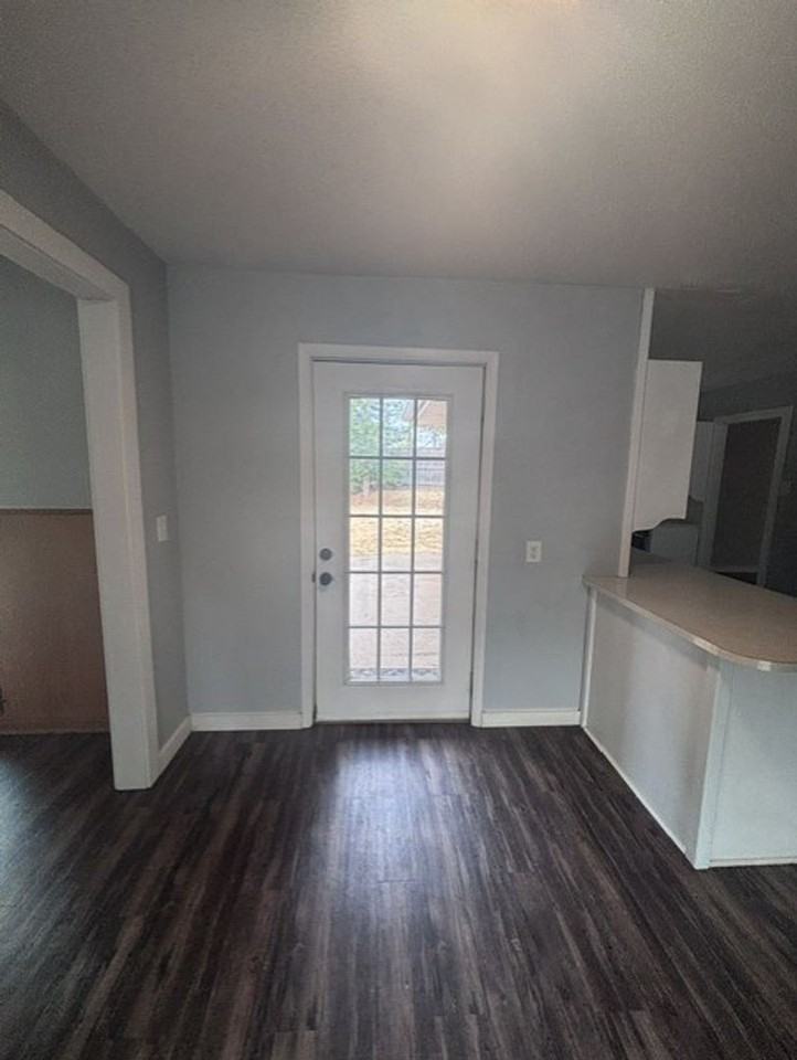906 Carey Dr - Photo 3 of 19