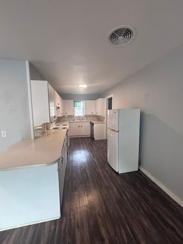 906 Carey Dr - Photo 4 of 19