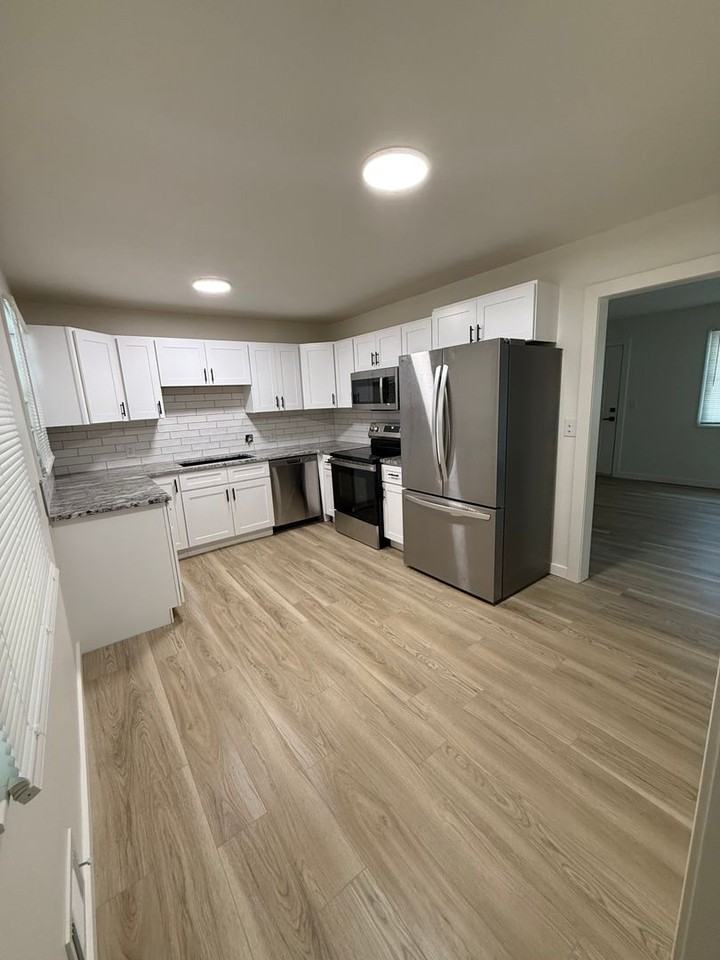 3420 S Bennett Ave - Photo 2 of 13