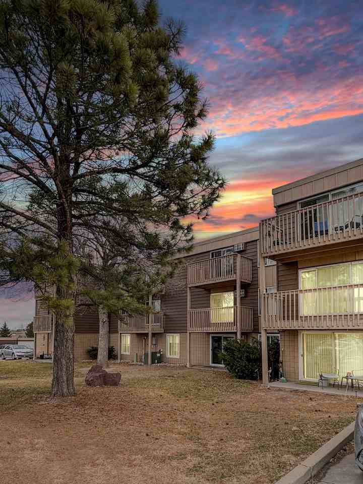 Badlands Apartments - Photo 6 of 18