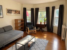 featured image of 132 1/2 Oxford St #1