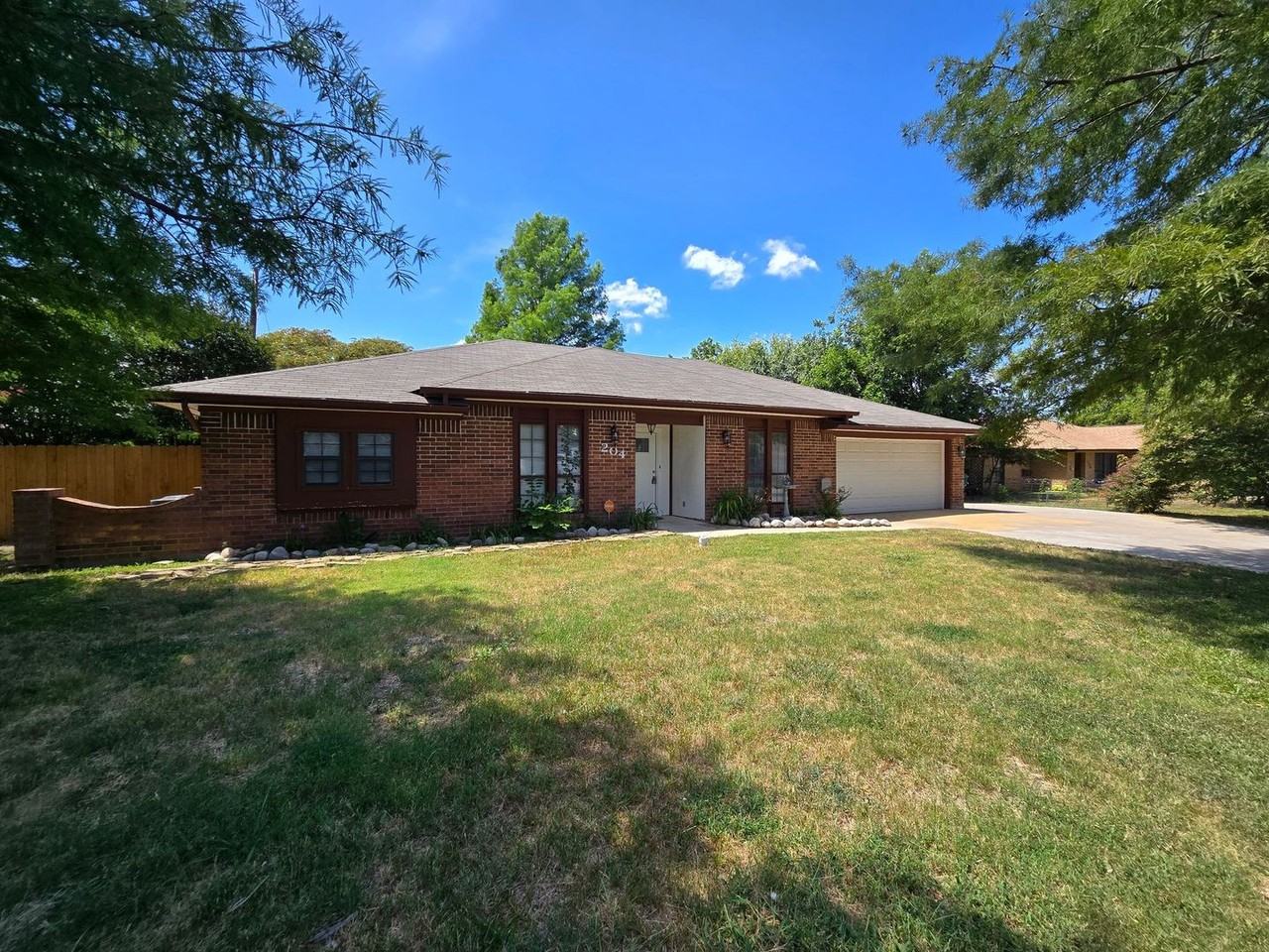 204 Redwood Cir - Photo 2 of 24