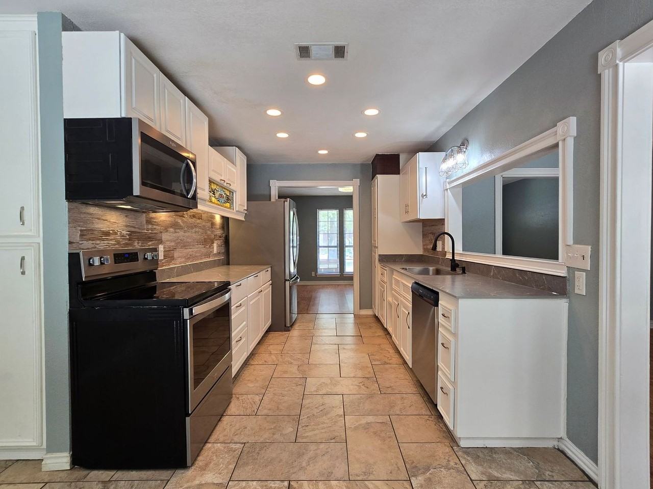 204 Redwood Cir - Photo 3 of 24
