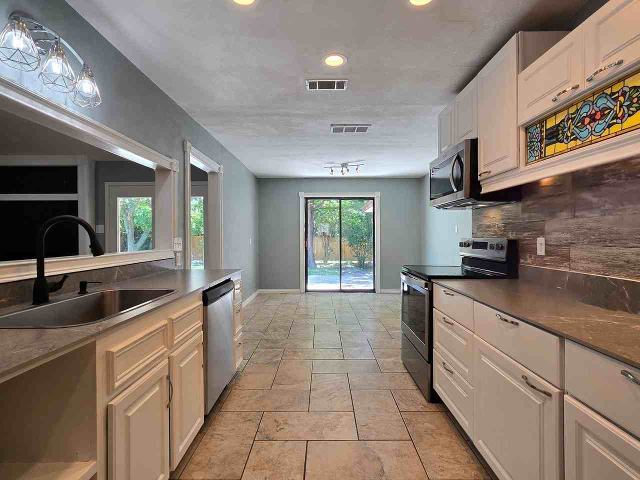 204 Redwood Cir - Photo 5 of 24