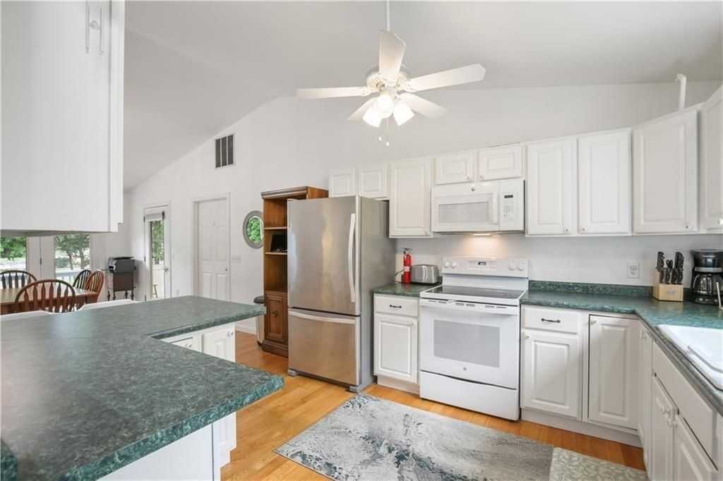 40 Charlene Ave - Photo 3 of 32