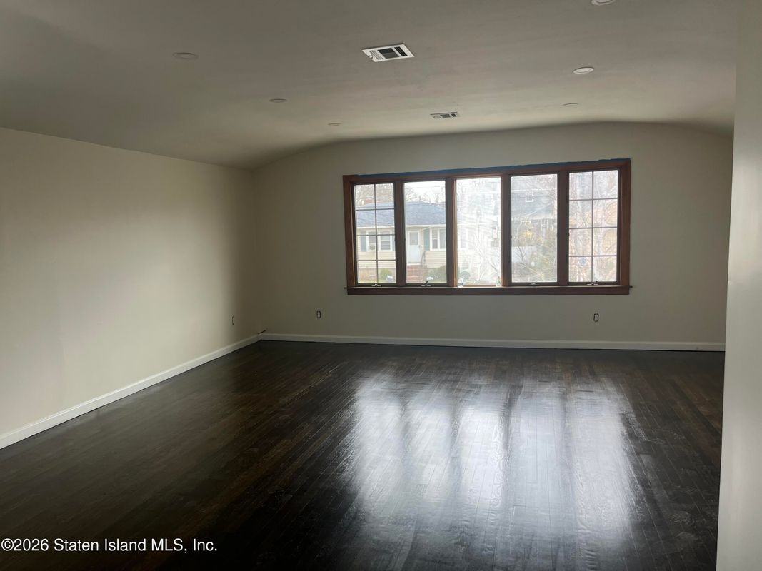 576 Britton Ave - Photo 2 of 15