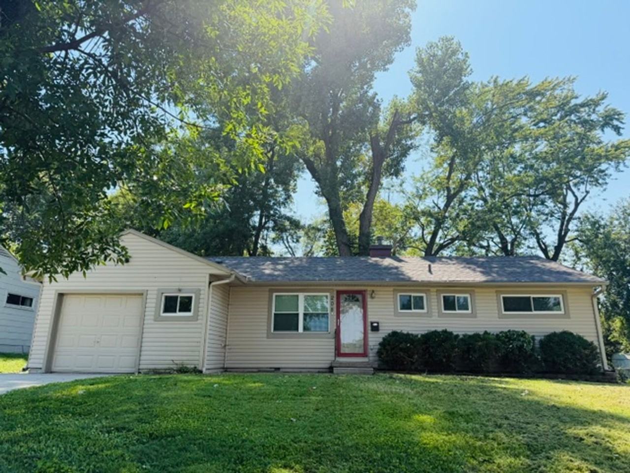 208 Sw Mcclendon Dr - Photo 2 of 16