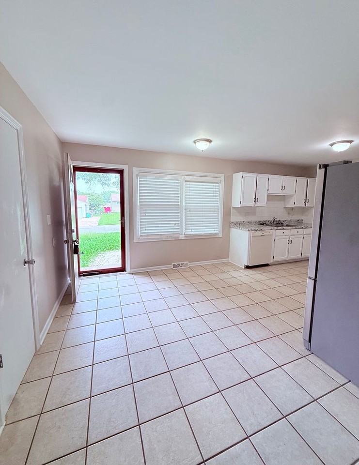 208 Sw Mcclendon Dr - Photo 3 of 16