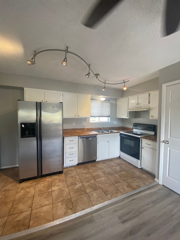 2030 W Yampa St - Photo 2 of 4
