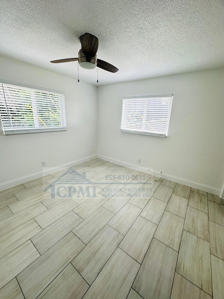 1525 S N ST Lake Worth, FL 33460 - Photo 2 of 8