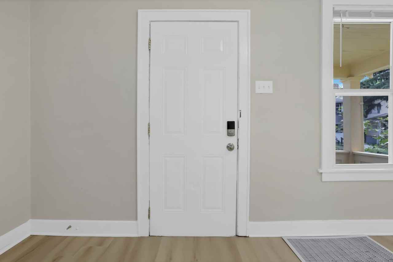 151 S Eureka Ave - Photo 5 of 29
