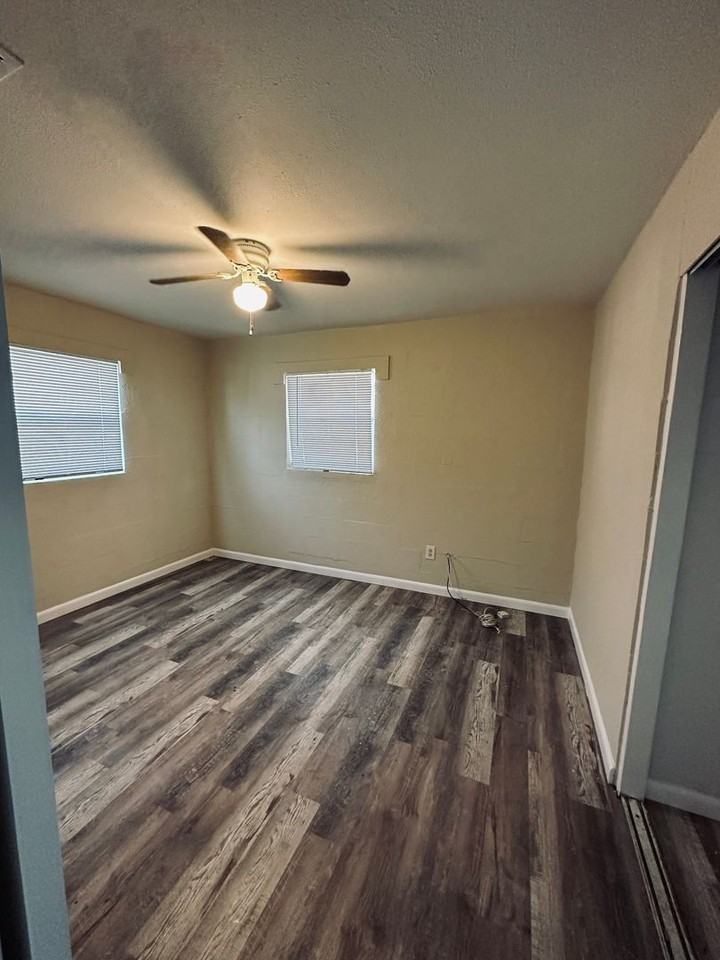 915 Pine St - Photo 3 of 7