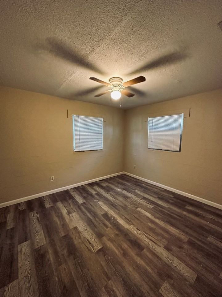 915 Pine St - Photo 4 of 7