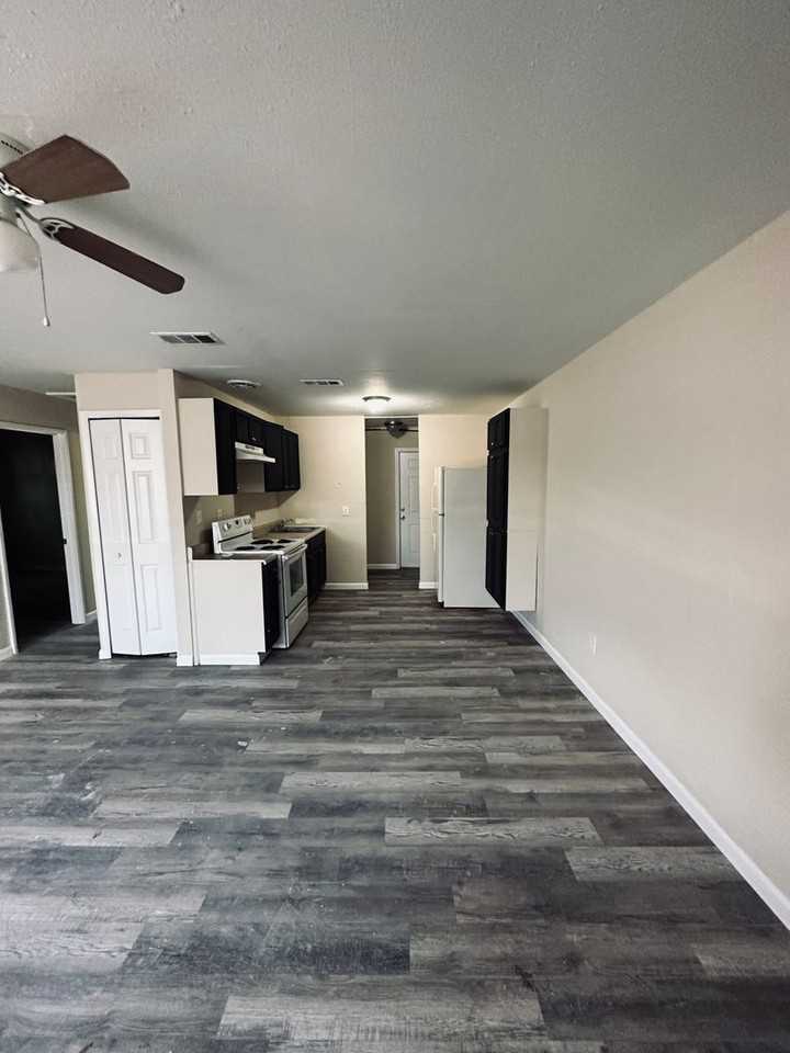 915 Pine St - Photo 6 of 7