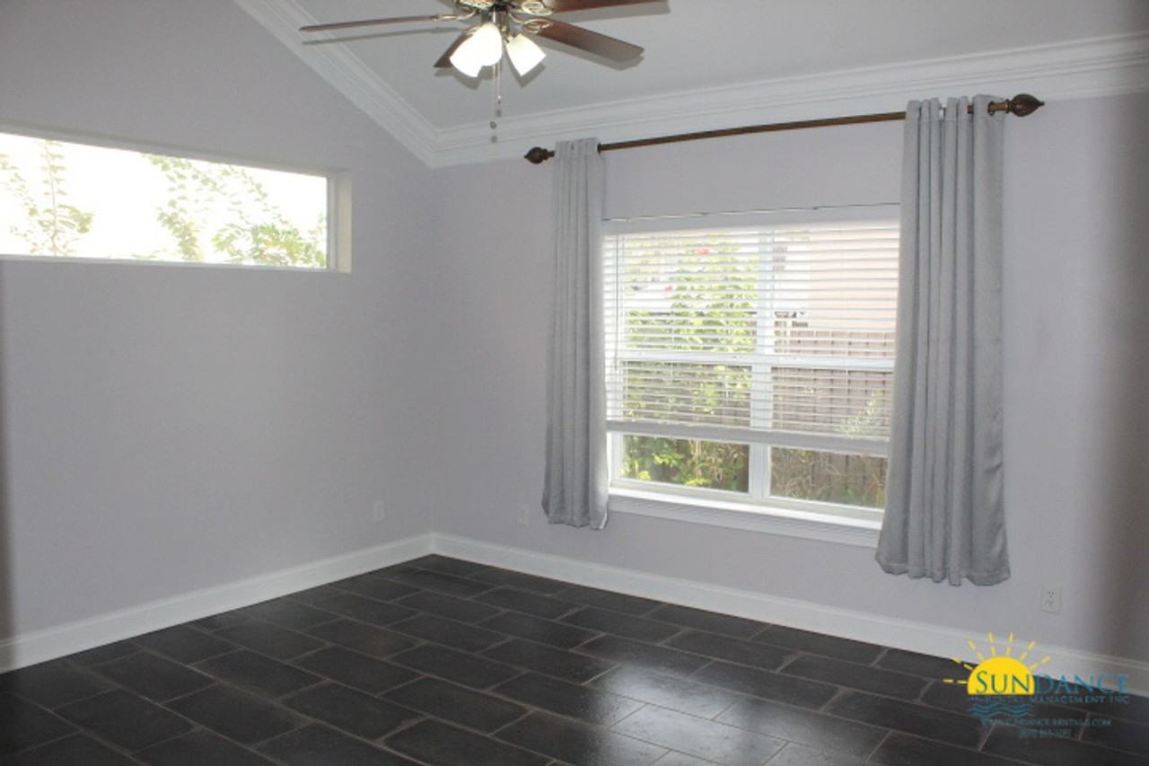 223 Inverrary Dr - Photo 4 of 19