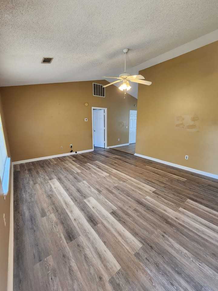 102 Crosby Dr - Photo 2 of 18