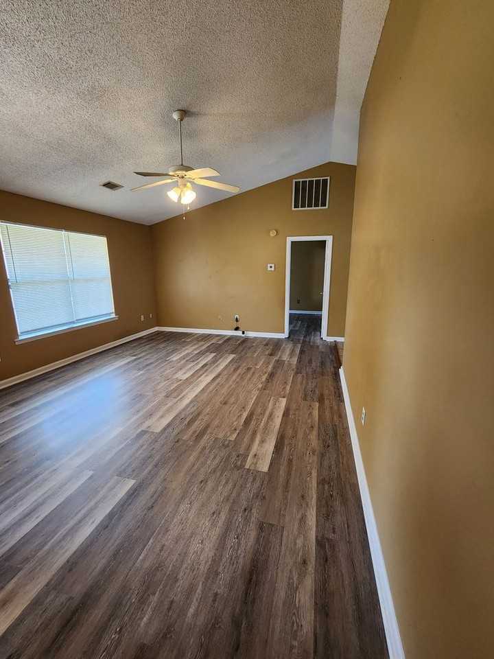 102 Crosby Dr - Photo 3 of 18