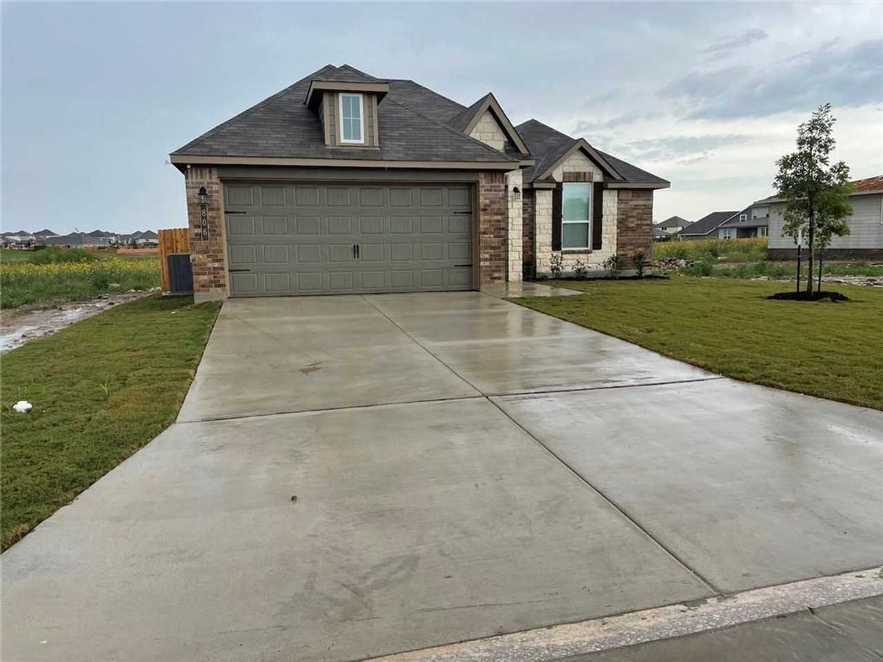 806 Hollyhock Dr - Photo 2 of 45