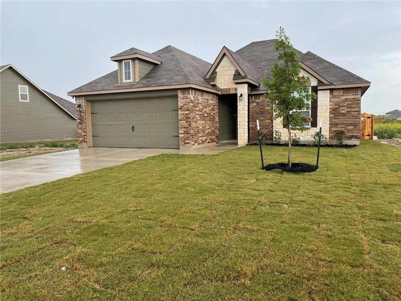 806 Hollyhock Dr - Photo 3 of 45