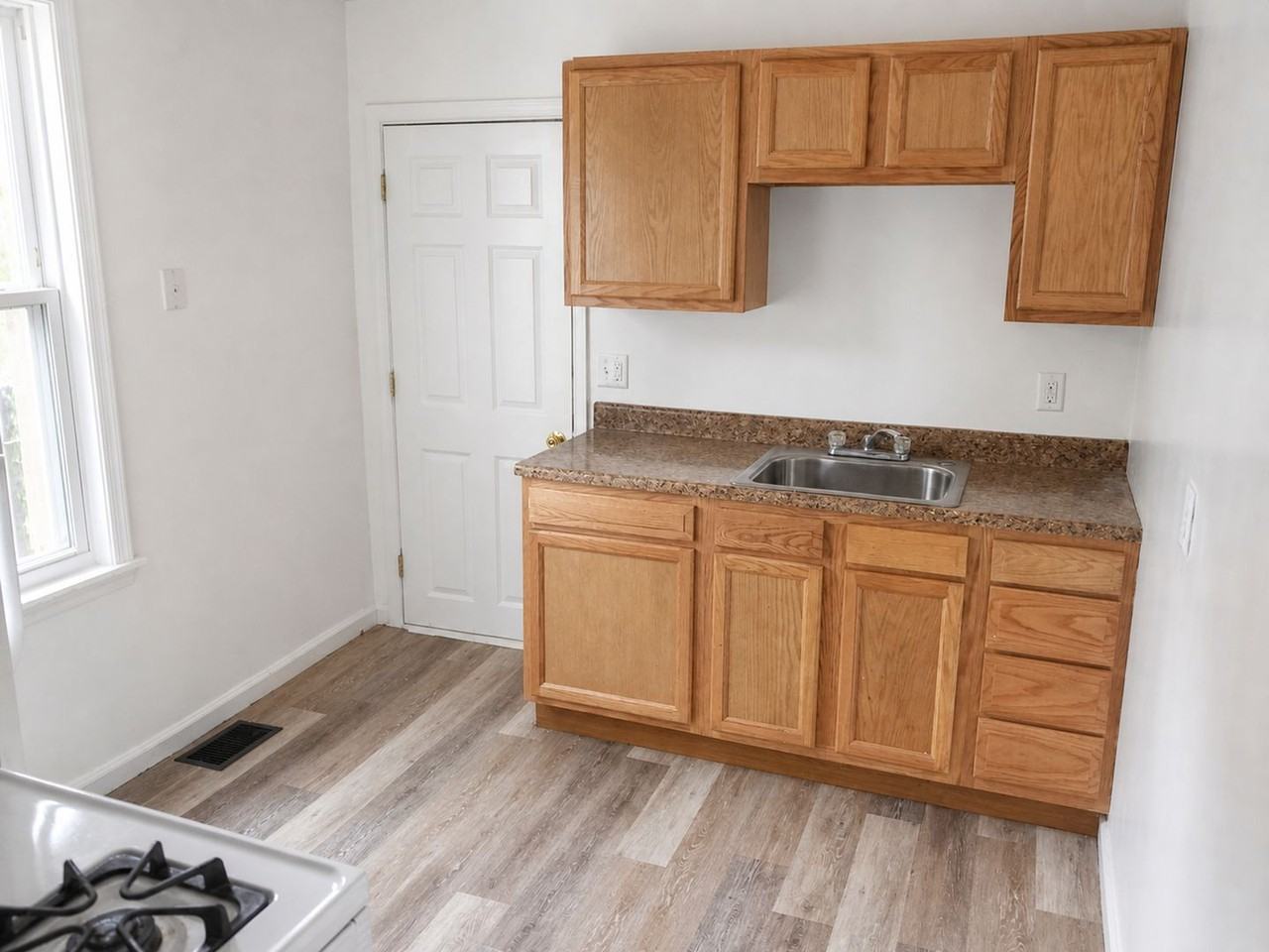 302 Porter St - Photo 4 of 12