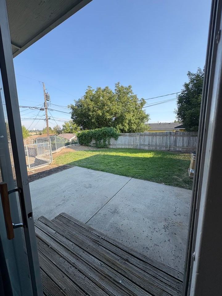 216 Mocliff Rd - Photo 3 of 12