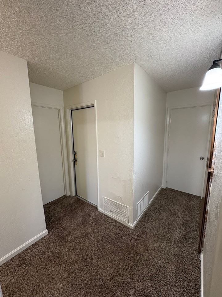 244 E Prospect Ave - Photo 7 of 31