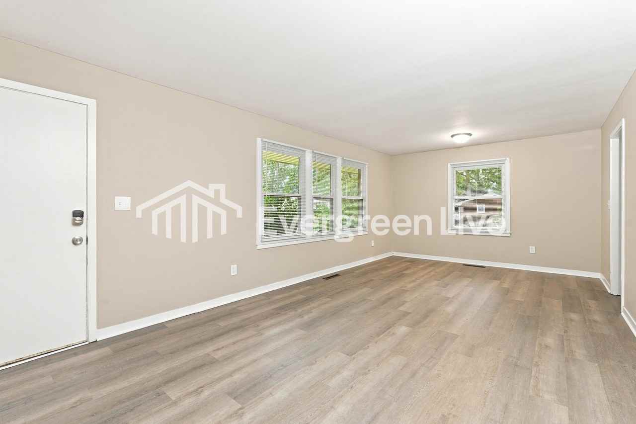 301 Barber St - Photo 2 of 10