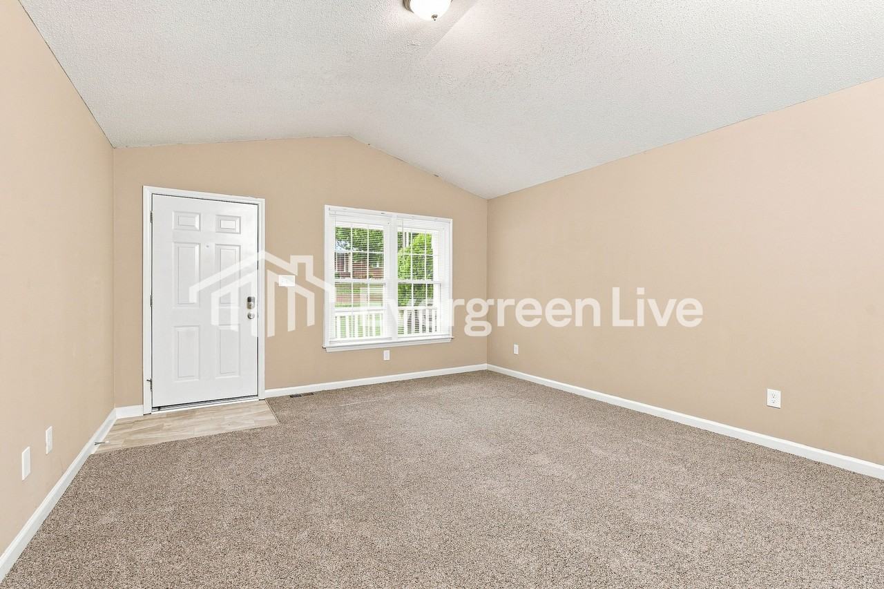 2824 Lomond St - Photo 2 of 10