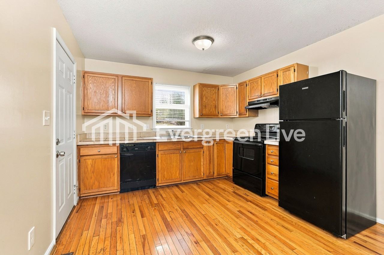 2824 Lomond St - Photo 3 of 10