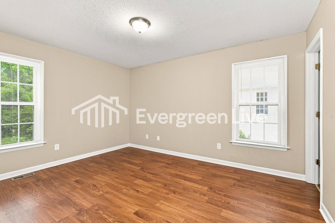 2824 Lomond St - Photo 5 of 10