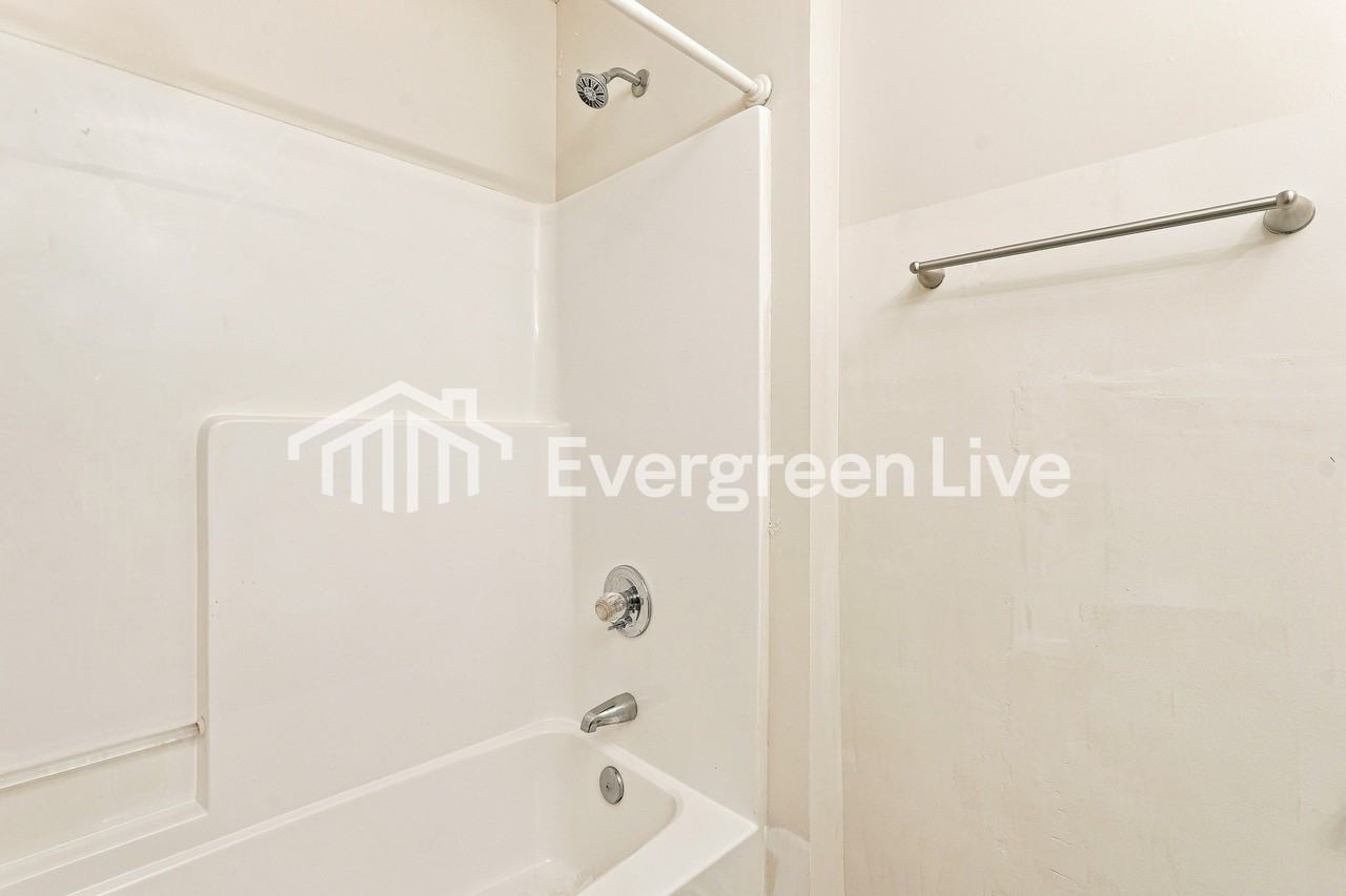 2824 Lomond St - Photo 7 of 10