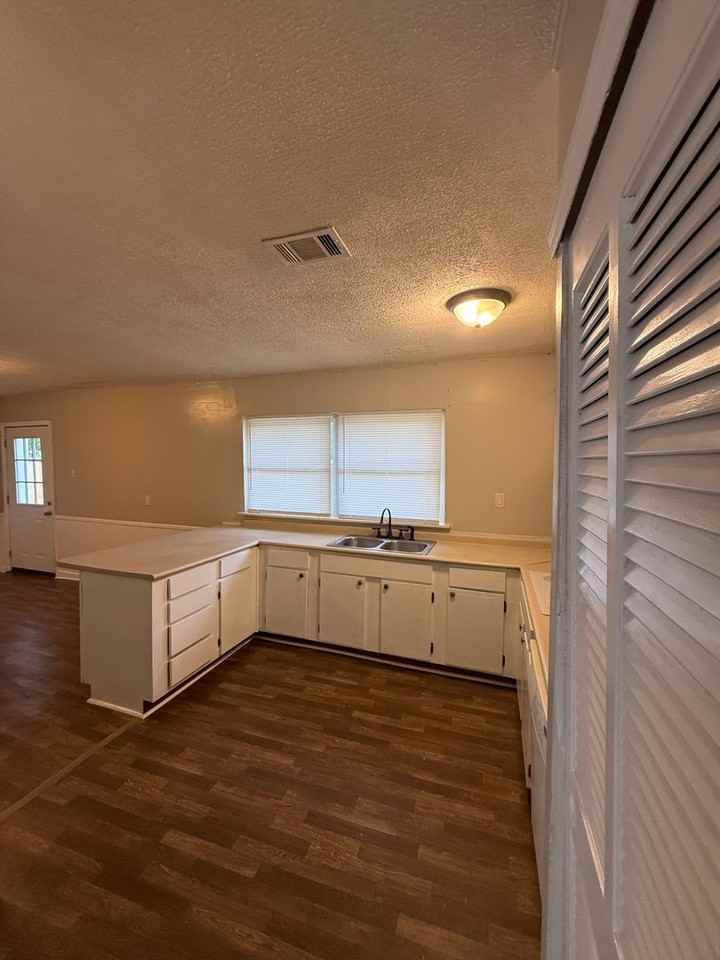 320 W Whatley St - Photo 2 of 10