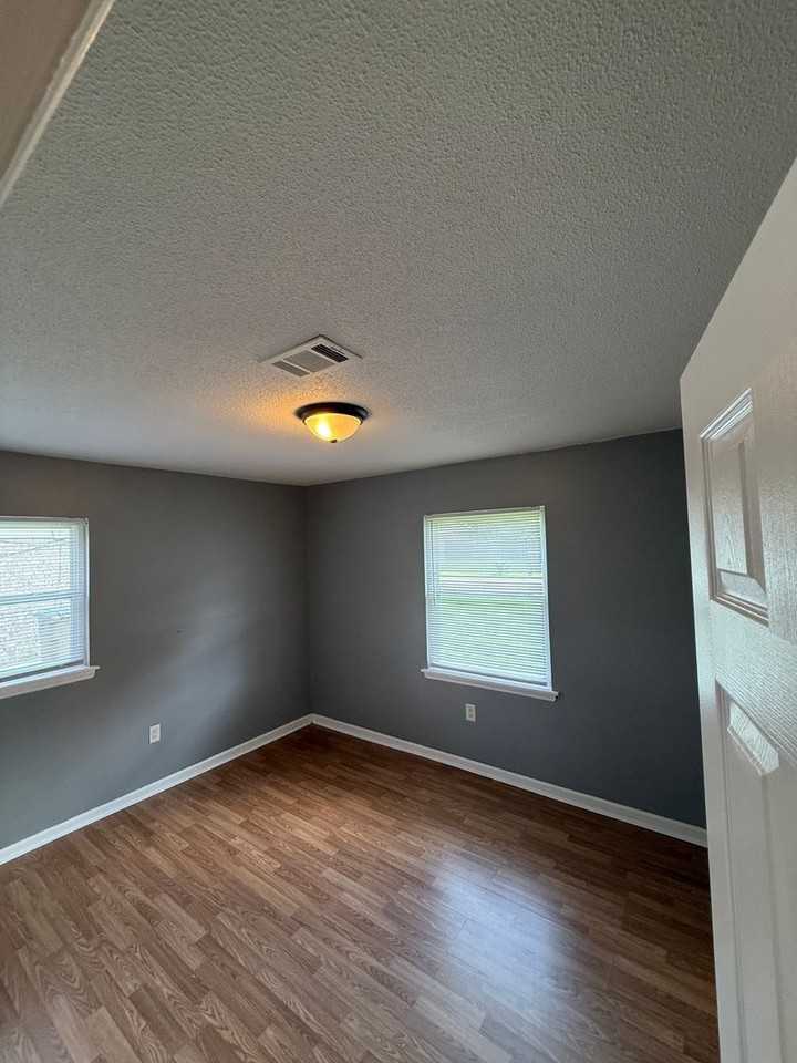 320 W Whatley St - Photo 5 of 10
