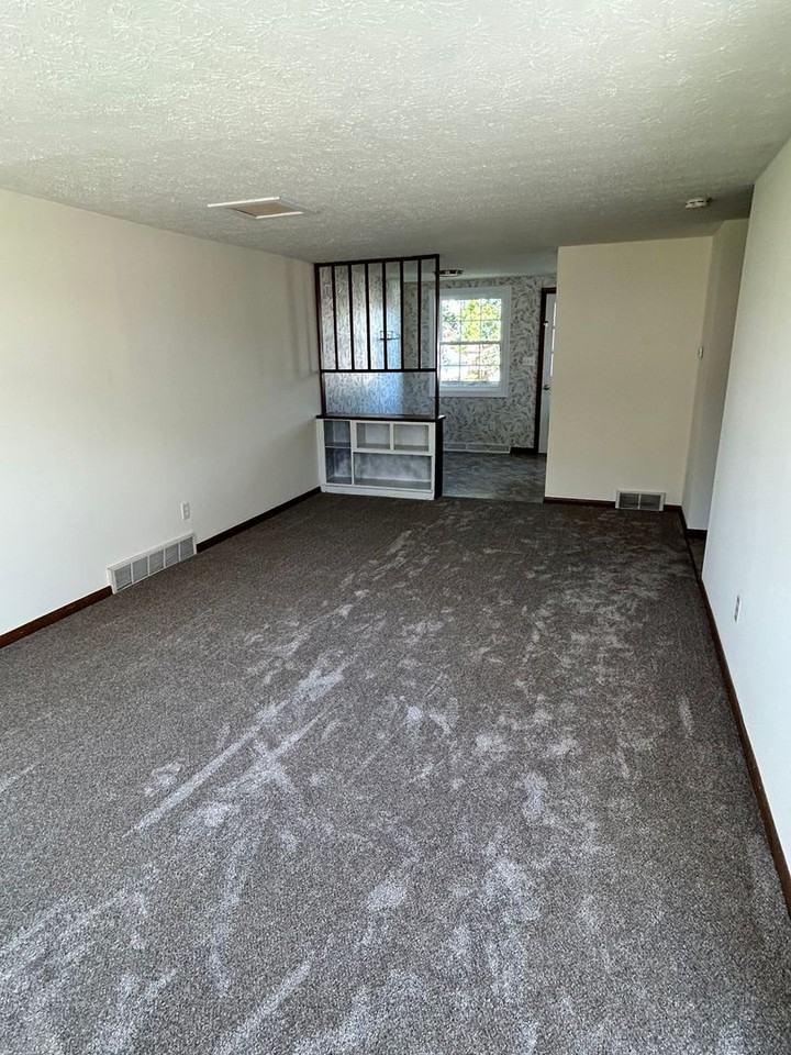 1093 Stratford St - Photo 2 of 19