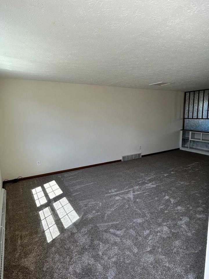 1093 Stratford St - Photo 3 of 19