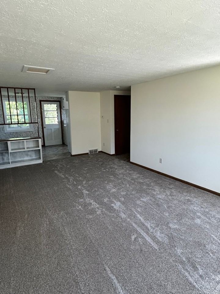 1093 Stratford St - Photo 4 of 19