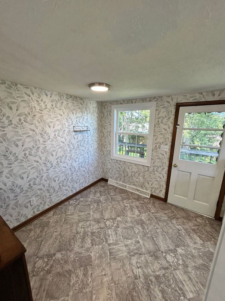 1093 Stratford St - Photo 5 of 19