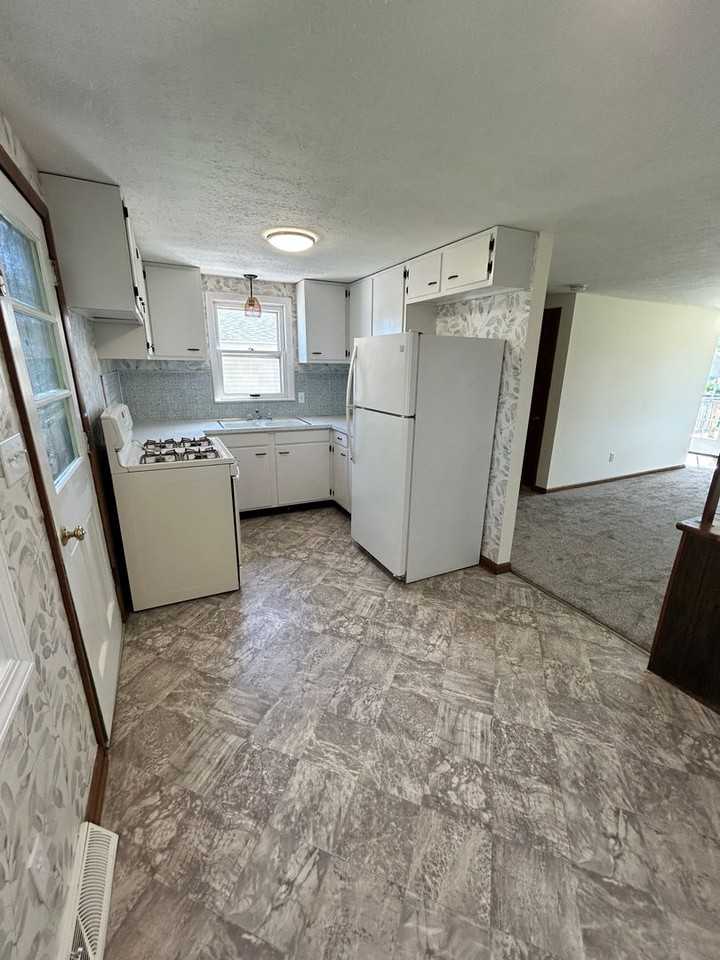 1093 Stratford St - Photo 6 of 19