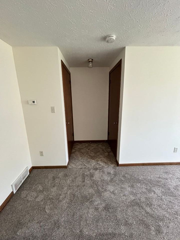 1093 Stratford St - Photo 7 of 19