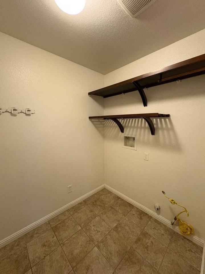 429 N Amador St - Photo 4 of 33
