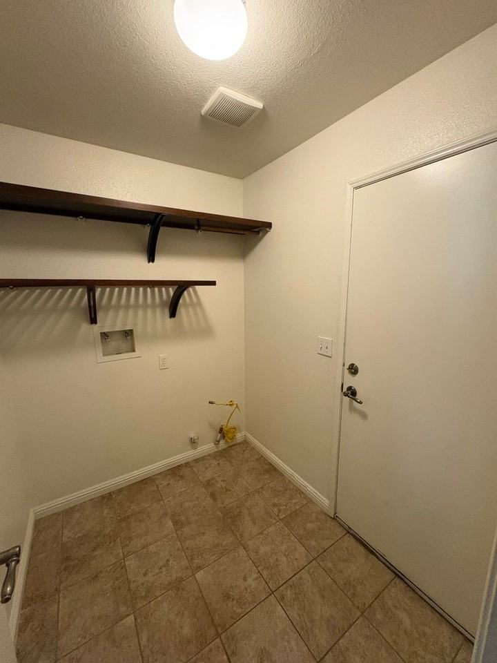 429 N Amador St - Photo 5 of 33