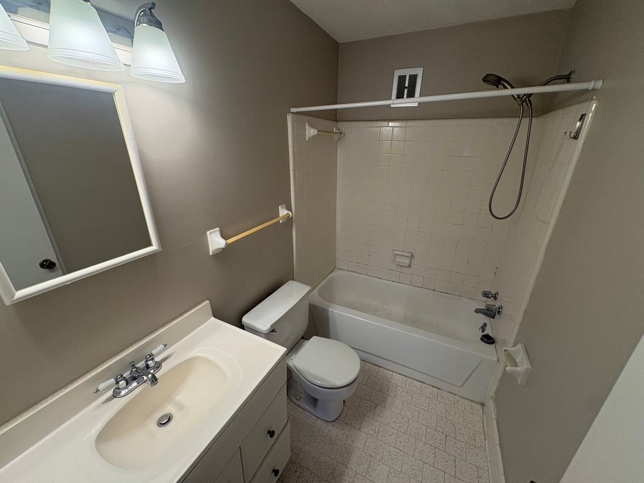 2134 2134 Fairfax D3 Villager - Photo 6 of 9