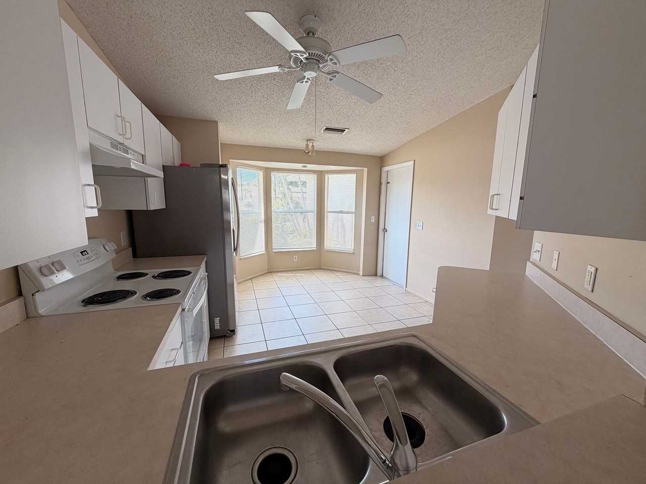 2423 Pinehurst St - Photo 4 of 16