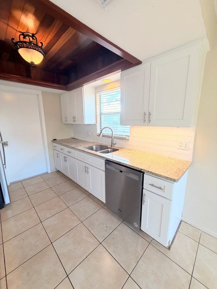 2128 Hively St - Photo 4 of 17