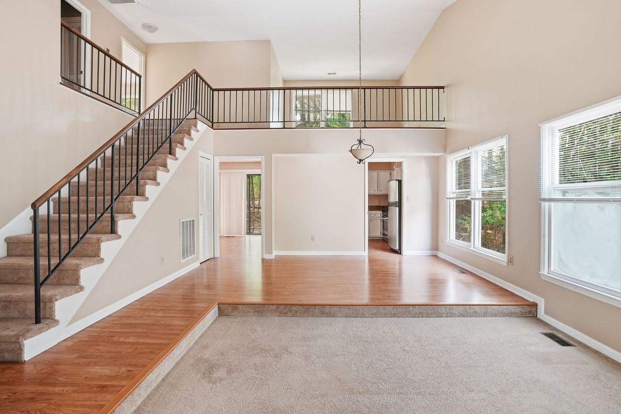 10 Clover Dr - Photo 3 of 45